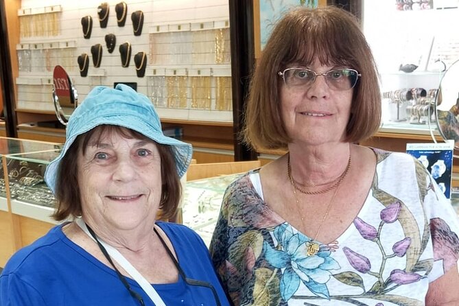 Champagne and Diamond Shopping Experience in Downtown, Bahamas - How the private format affects the visit