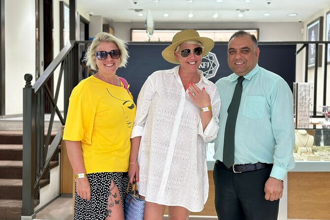 Champagne and Diamond Shopping Experience in Downtown, Bahamas - What the customer service is like