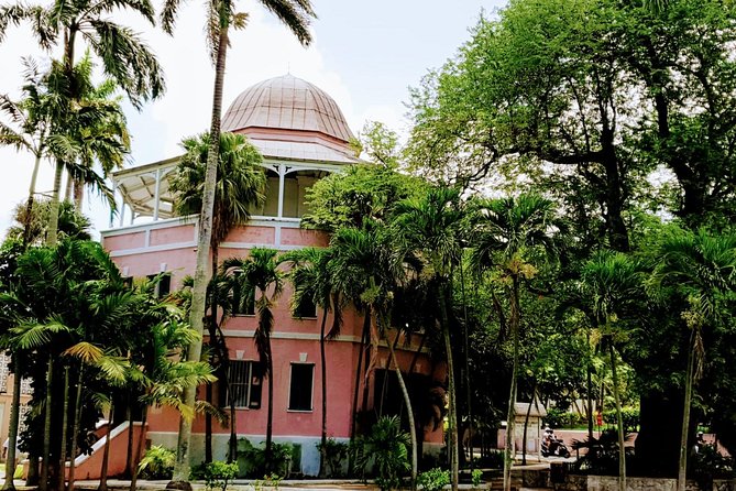 City Sight Seeing with Wine, Rum Cake and Conch Fritter Samples - Queen’s Staircase is the tour’s clearest historic moment