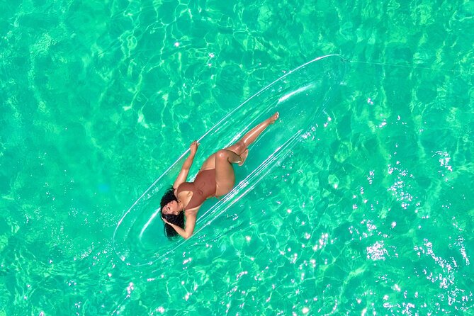 Clear kayak photoshoot Nassau Bahamas. - Walking from the cruise port to Junkanoo Beach