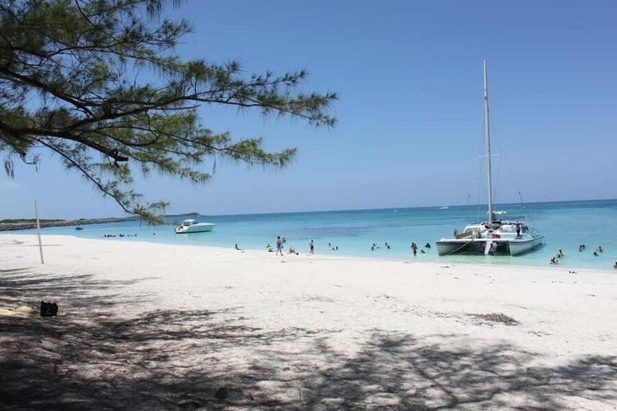 Full Day Sail and Snorkel with Turtles - Sailing back through the cays to Nassau Harbor