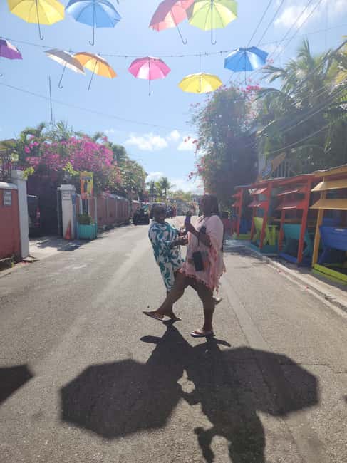 Nassau: Electric Bus Tour with Food & Drink Samples - Queen’s Staircase in a 15-minute window