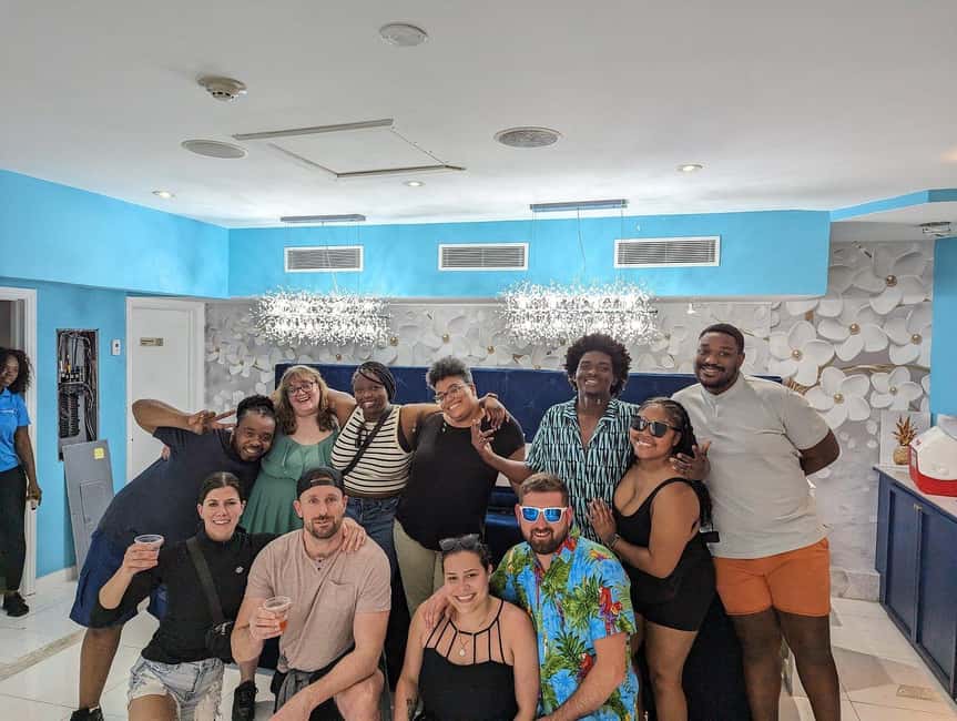Nassau: Rum Cocktails and Fritter Making Experience - Meeting your guide at the Queen Victoria Statue