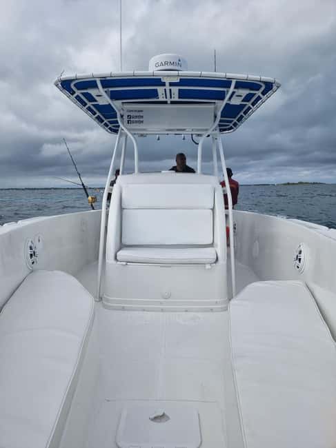 Nassau: Sport-fishing private charter . - How the crew shapes the day